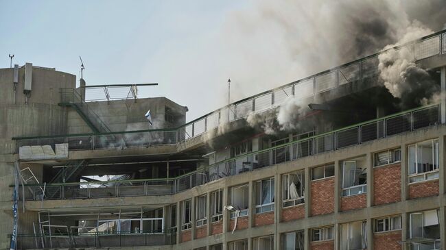 Пожар в здании больничного комплекса Сорока после попадания в него ракеты, выпущенной из Ирана, в Беэр-Шеве, Израиль