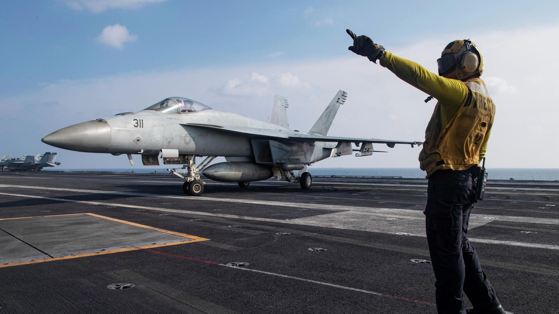 Истребитель-бомбардировщик F/A-18E Super Hornet на летной палубе авианосца USS Nimitz Истребитель-бомбардировщик F/A-18E Super Hornet на летной палубе авианосца USS Nimitz - РИА Новости, 1920, 19.06.2025