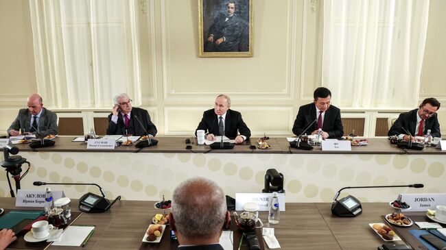 Президент России Владимир Путин на встрече с руководителями международных информационных агентств в Санкт-Петербурге Президент России Владимир Путин на встрече с руководителями международных информационных агентств в Санкт-Петербурге