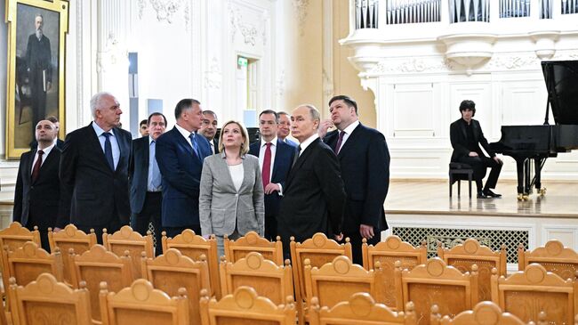 Президент России Владимир Путин осматривает зал в Санкт-Петербургской государственной консерватории имени Н. А. Римского-Корсакова Президент России Владимир Путин осматривает зал в Санкт-Петербургской государственной консерватории имени Н. А. Римского-Корсакова
