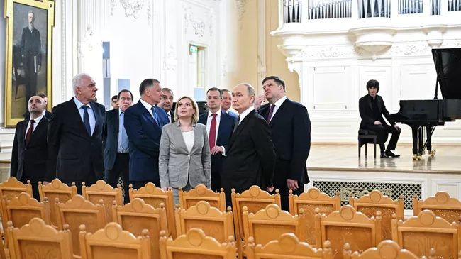 Президент России Владимир Путин осматривает зал в Санкт-Петербургской государственной консерватории имени Н. А. Римского-Корсакова Президент России Владимир Путин осматривает зал в Санкт-Петербургской государственной консерватории имени Н. А. Римского-Корсакова