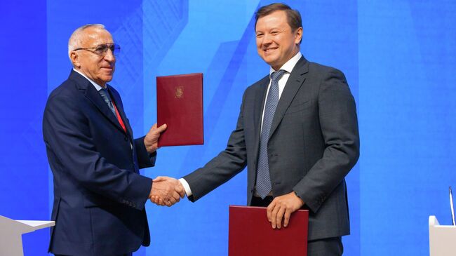 Заммэра столицы по градостроительной политике Владимир Ефимов и ректор Сколтеха Александр Кулешов