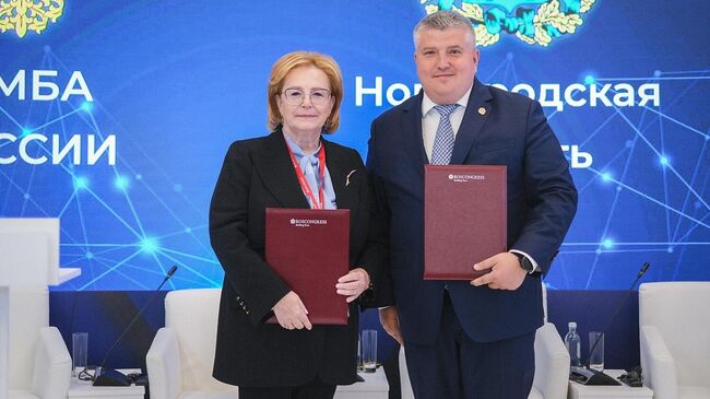 Врио губернатора Новгородской области Александр Дронов и руководитель ФМБА России Вероника Скворцова на церемонии подписания соглашения