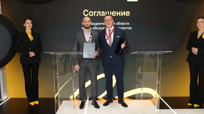 Генеральный директор компании Билайн Сергей Анохин и президент ОТП Банка Илья Чижевский на церемонии подписания соглашения 