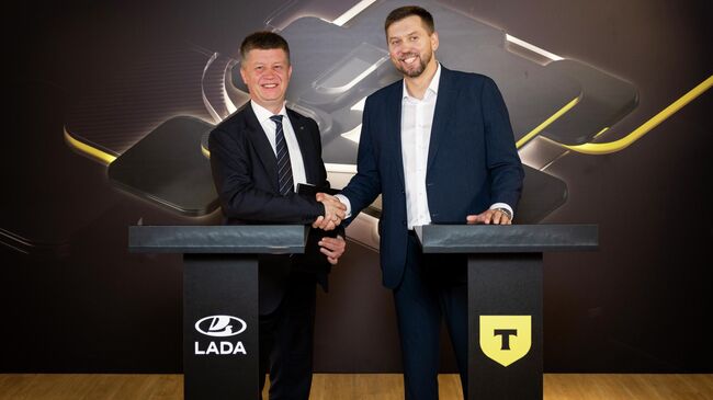 Вице-президент по продажам и маркетингу АО АвтоВАЗ Дмитрий Костромин и генеральный директор Т-Авто Денис Мусиенко на церемонии подписания соглашения