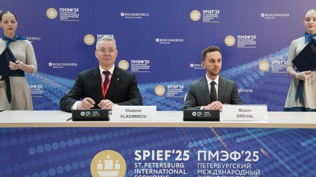 Губернатор Ставрополья Владимир Владимиров и генеральный директор Общероссийской общественно-государственной просветительской организации Российское общество Знание Максим Древаль во время подписания соглашения о сотрудничестве на ПМЭФ-2025