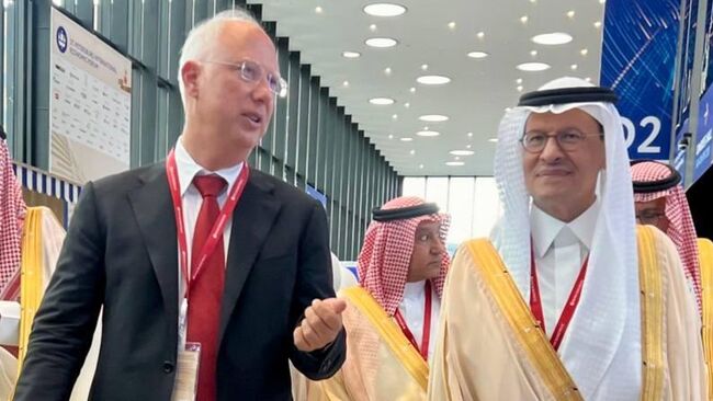 Кирилл Дмитриев во время встречи с министром энергетики Саудовской Аравии Принцем Абдул-Азизом бин Салманом Аль Саудом на ПМЭФ-2025