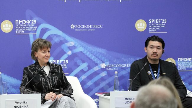 Генеральный директор АО Российский экспортный центр Вероника Никишина и Исполнительный вице-президент Modena Corporation Майкл Джизара на ПМЭФ-2025