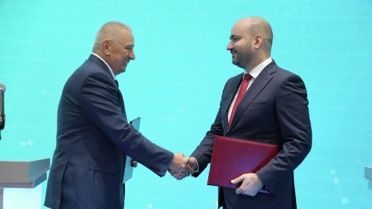 Губернатор Самарской области Вячеслав Федорищев и председатель совета директоров группы компаний Полипласт Александр Шамсутдинов во время подписания соглашения о сотрудничестве - РИА Новости, 1920, 19.06.2025