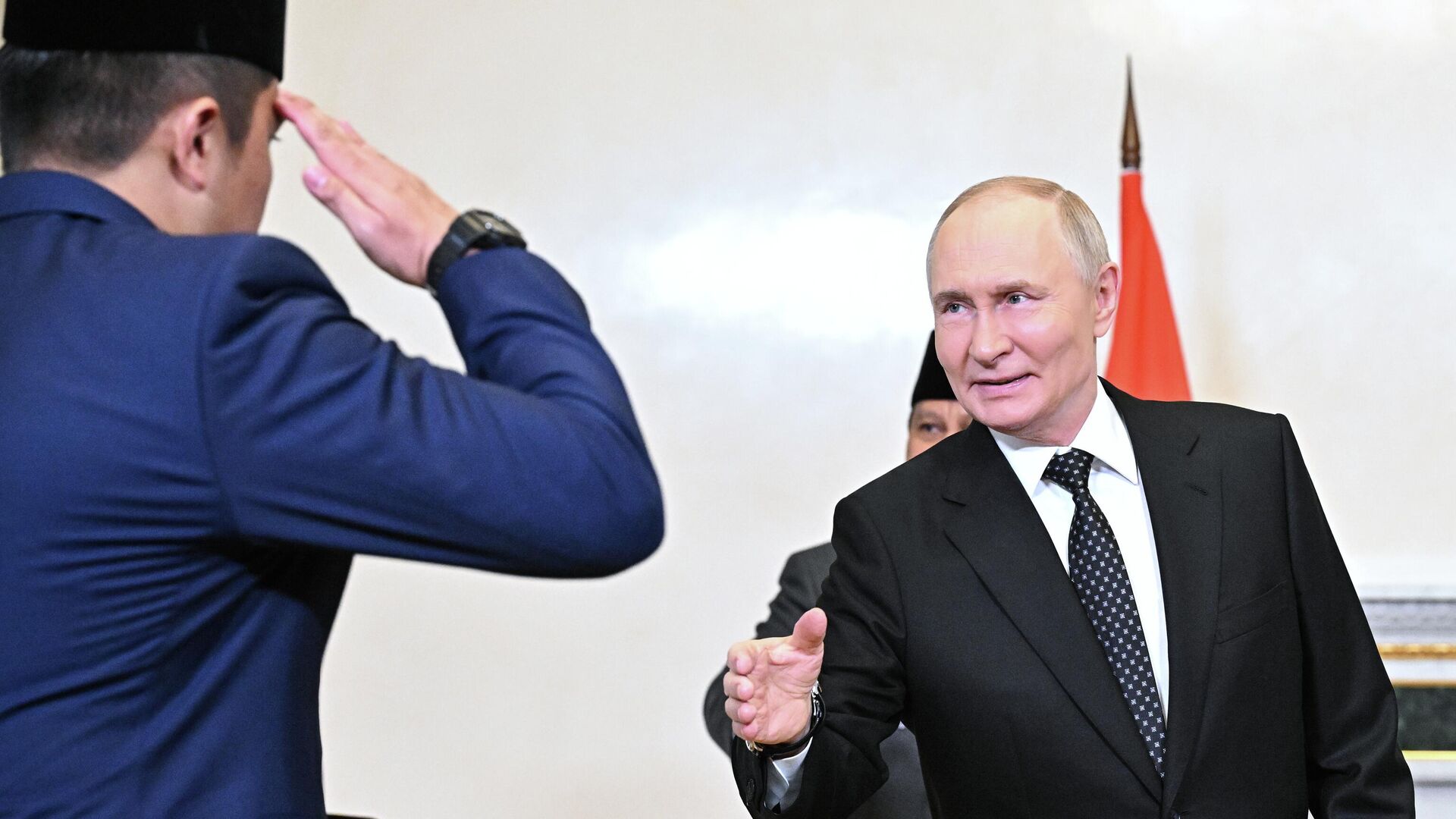 Президент РФ Владимир Путин во время встречи с президентом Индонезии Прабово Субианто на ПМЭФ-2025 - РИА Новости, 1920, 19.06.2025