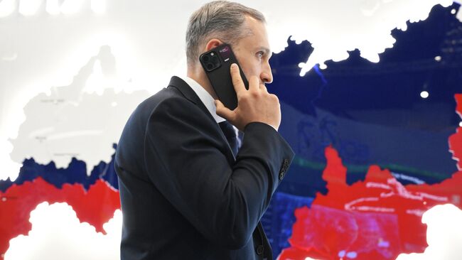 Мужчина разговаривает по телефону