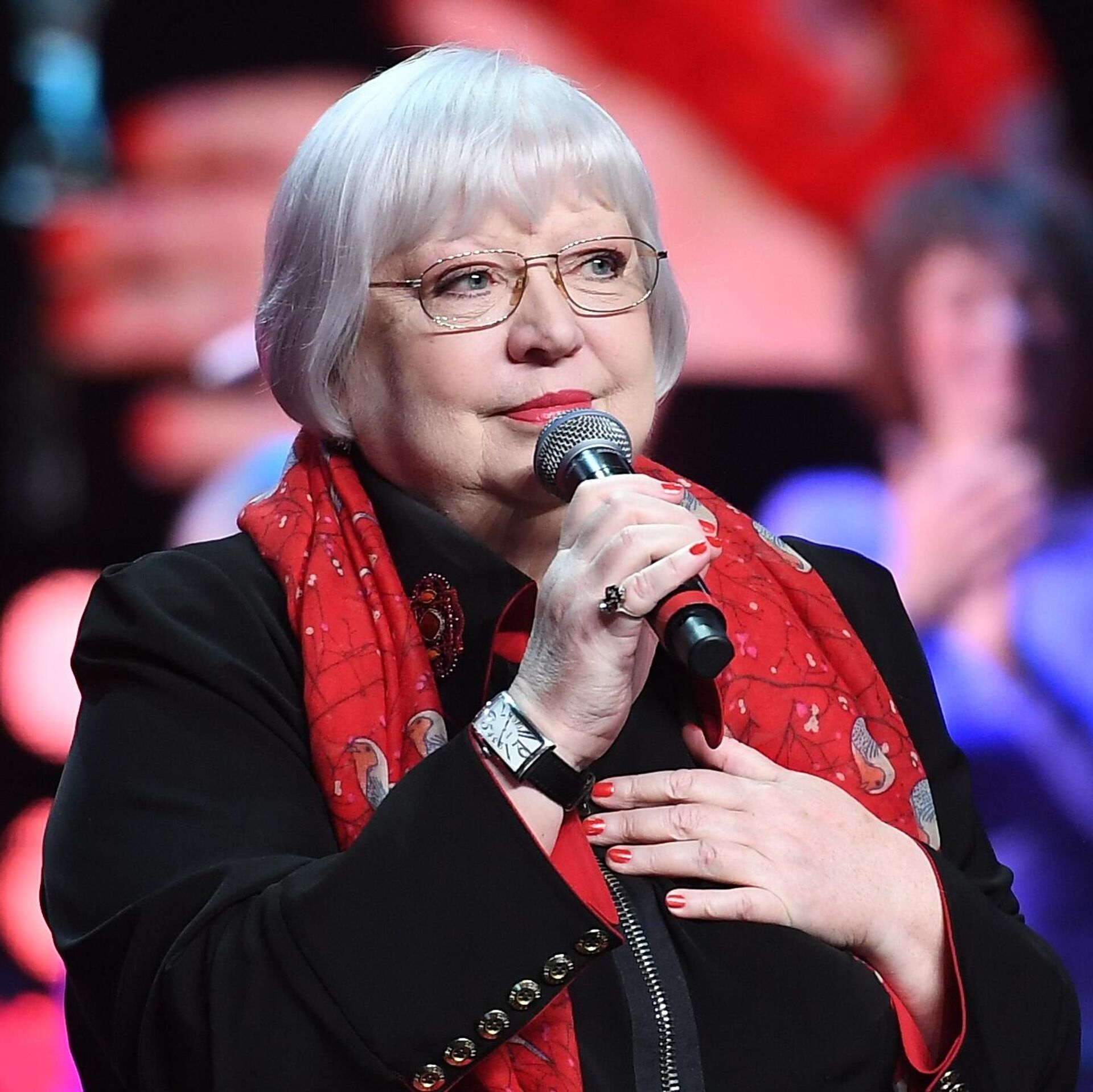 Жұмыс үстелінің астына қарап