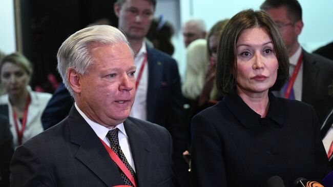 Роберт Эйджи и Светлана Чупшева на ПМЭФ-2025