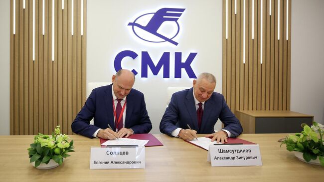 Врио губернатора Оренбургской области Евгений Солнцев и председатель совета директоров ГК Полипласт Александр Шамсутдинов подписывают соглашение о сотрудничестве