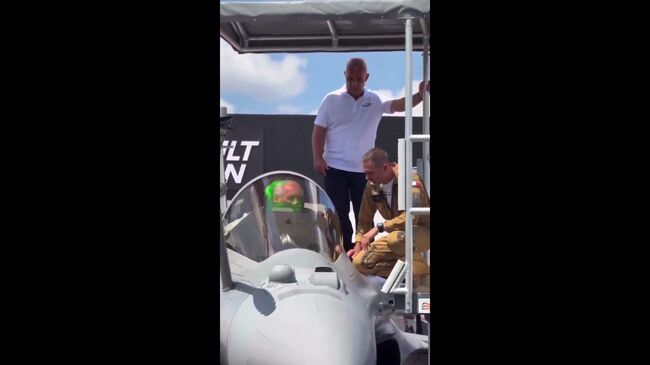 Французский премьер-министр пытается вылезти из истребителя