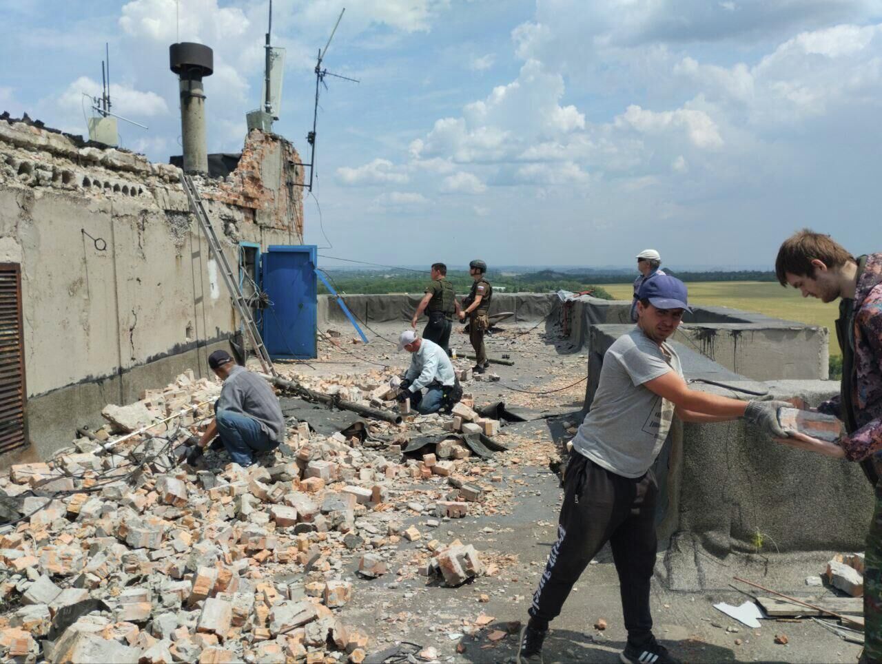 Ликвидация последствий ночной атаки БПЛА в Шахтерске, ДНР - РИА Новости, 1920, 19.06.2025