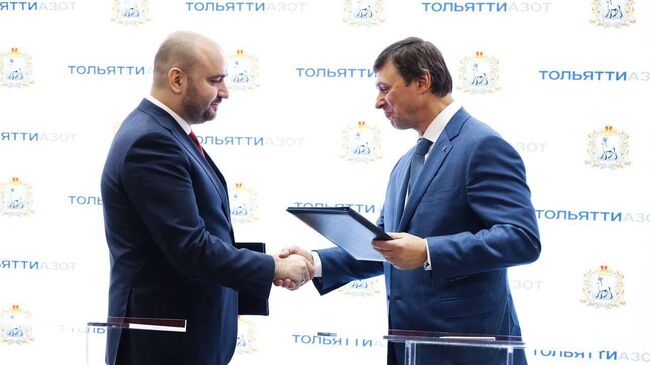 Губернатор Самарской области Вячеслав Федорищев и председатель совета директоров Тольяттиазот Димитрий Татьянин во время подписания соглашения о сотрудничестве