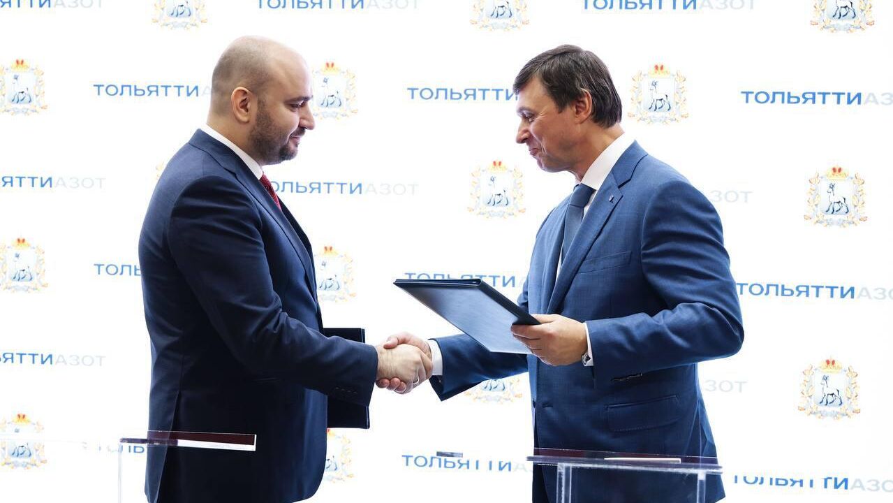 Губернатор Самарской области Вячеслав Федорищев и председатель совета директоров Тольяттиазот Димитрий Татьянин во время подписания соглашения о сотрудничестве - РИА Новости, 1920, 19.06.2025