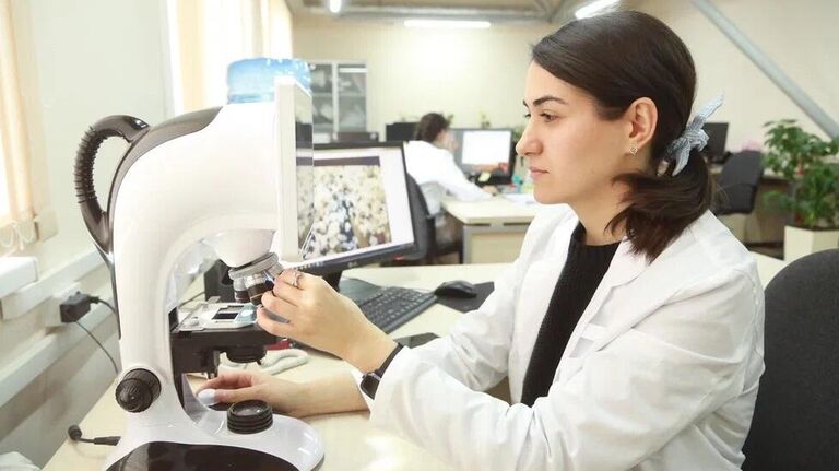 Процесс исследования новых полимеров под микроскопом