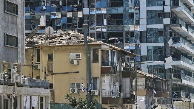 Здание в финансовом квартале Тель-Авива, поврежденное в результате ракетной атаки Ирана