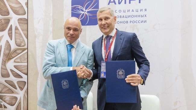 Губернатор Липецкой области Игорь Артамонов и председатель Совета директоров АО Национальная энергетическая компания Дмитрий Филатов во время подписания соглашения о сотрудничестве