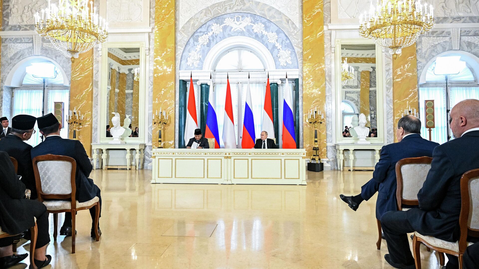 Президент РФ Владимир Путин и президент Индонезии Прабово Субианто во время церемонии подписания документов о сотрудничестве между Россией и Индонезией - РИА Новости, 1920, 19.06.2025