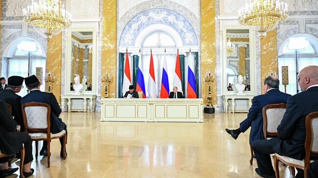 Президент РФ Владимир Путин и президент Индонезии Прабово Субианто во время церемонии подписания документов о сотрудничестве между Россией и Индонезией