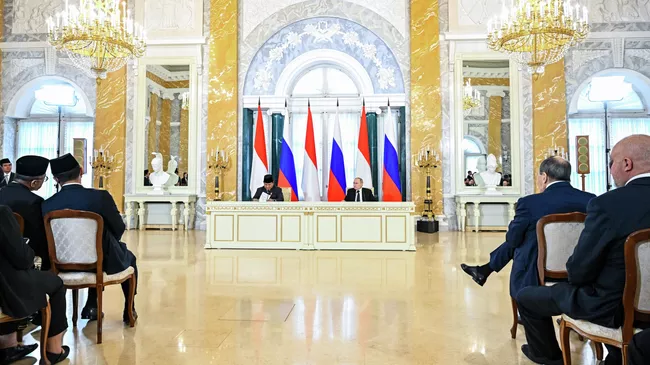 Президент РФ Владимир Путин и президент Индонезии Прабово Субианто во время церемонии подписания документов о сотрудничестве между Россией и Индонезией