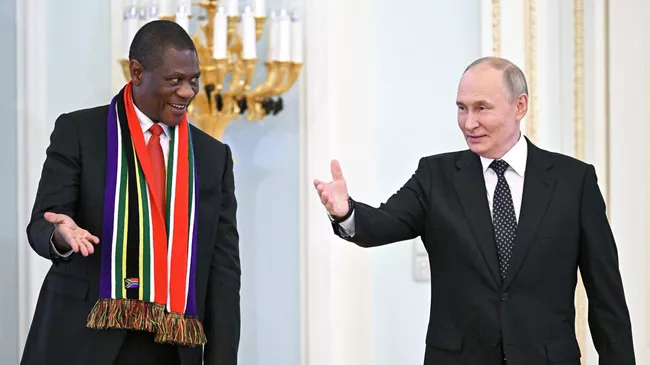 Президент РФ Владимир Путин и вице-президент ЮАР Пол Машатиле во время встречи