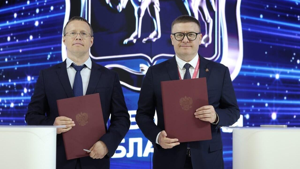 Губернатор Челябинской области Алексей Текслер и гендиректор ЧКПЗ, основатель Завода Роботов Андрей Гартунг во время подписания соглашения о сотрудничестве на ПМЭФ-2025 Губернатор Челябинской области Алексей Текслер и гендиректор ЧКПЗ, основатель Завода Роботов Андрей Гартунг во время подписания соглашения о сотрудничестве на ПМЭФ-2025 - РИА Новости, 1920, 20.06.2025