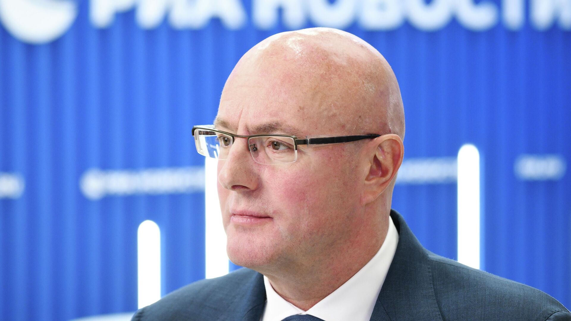 Заместитель председателя правительства РФ Дмитрий Чернышенко на стенде РИА Новости на ПМЭФ-2025 - РИА Новости, 1920, 26.06.2025