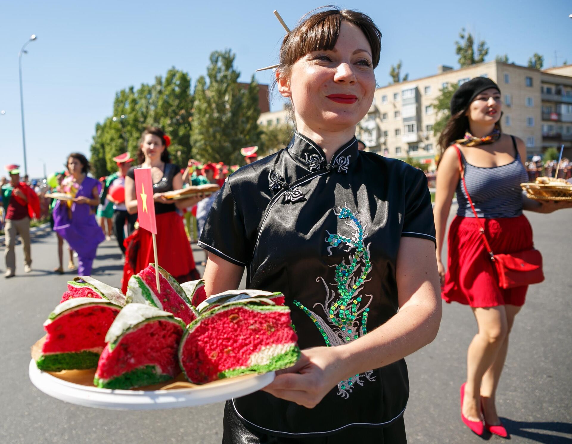 Участники костюмированного парада на Камышинском арбузном фестивале - РИА Новости, 1920, 20.06.2025