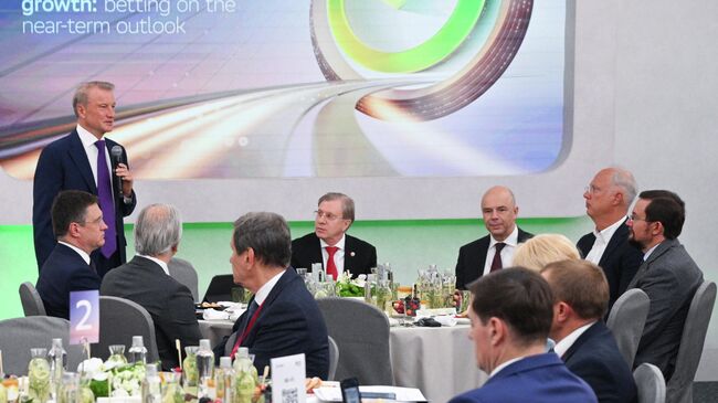 Глава Сбербанка Герман Греф на деловом завтраке на платформе ПМЭФ