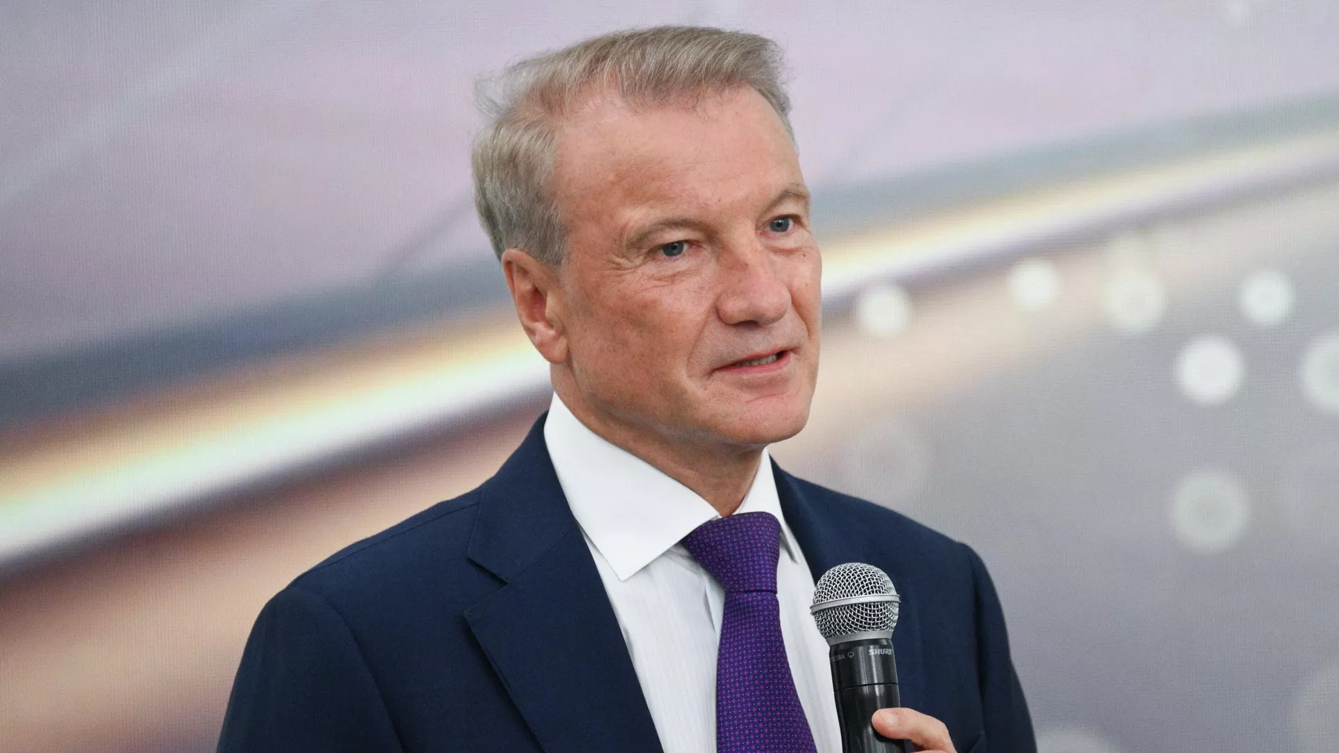 Глава Сбербанка Герман Греф на деловом завтраке на платформе ПМЭФ - РИА Новости, 1920, 20.06.2025