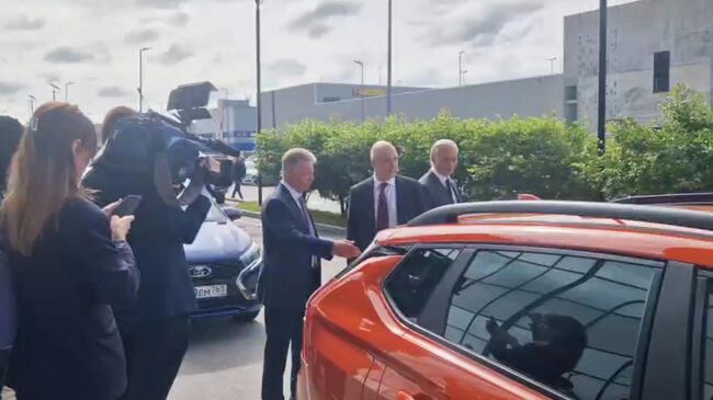 Силуанов осматривает новую модель АвтоВАЗа Lada Iskra Силуанов осматривает новую модель АвтоВАЗа Lada Iskra