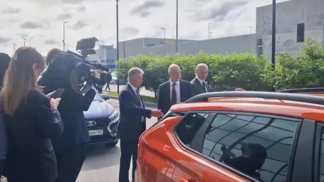 Силуанов осматривает новую модель АвтоВАЗа Lada Iskra