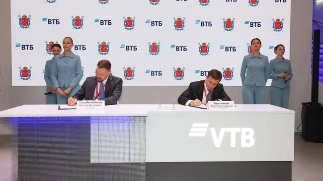 Вице-губернатор Санкт-Петербурга Алексей Корабельников и заместитель президента – председателя правления ВТБ Денис Бортников на церемонии подписания соглашения