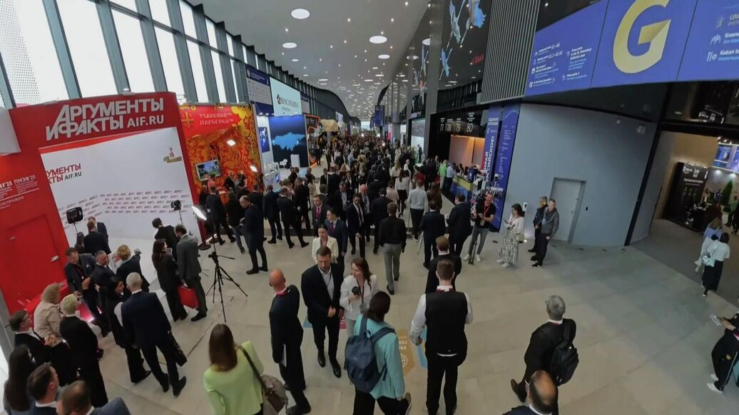 С водопадом и оркестром. Как проходит ПМЭФ-2025