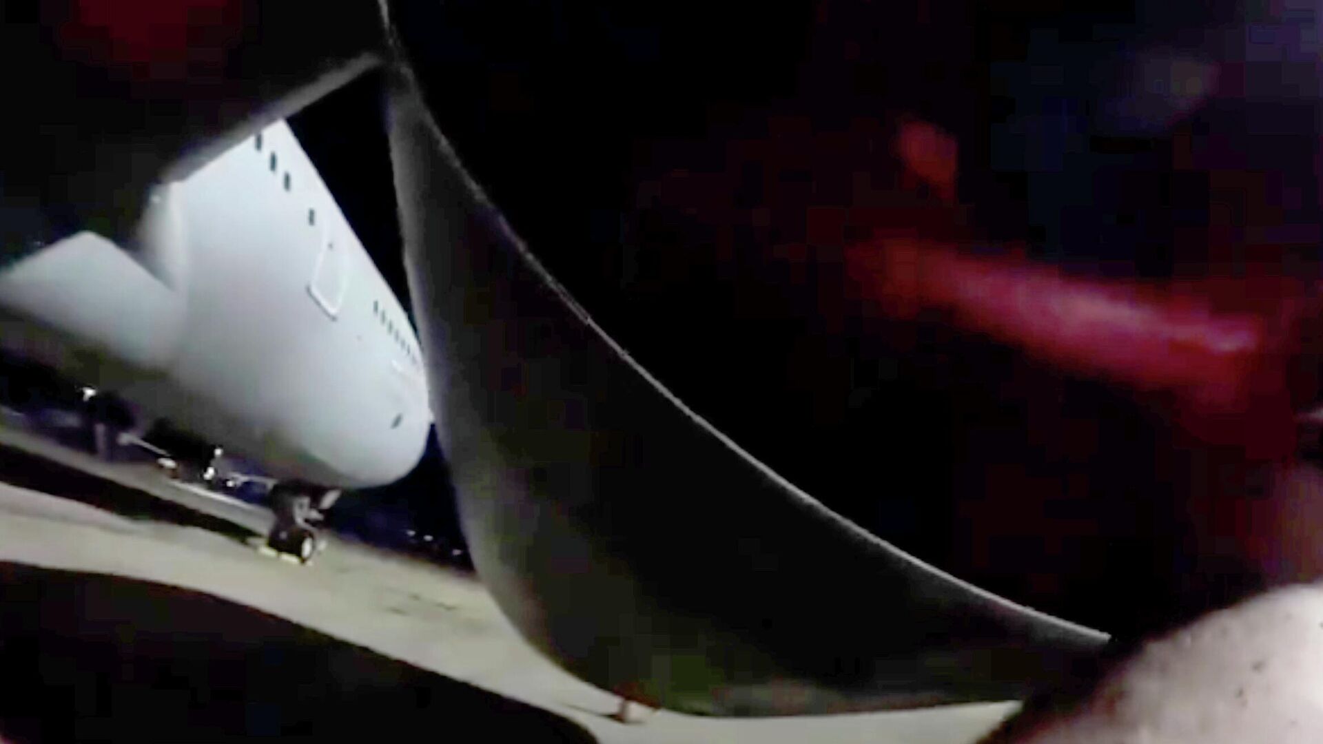 Пропалестинские активисты в Британии распылили красную краску и повредили ломом два заправочных самолета ВВС Британии на базе Брайз-Нортон в Оксфордшре - РИА Новости, 1920, 20.06.2025