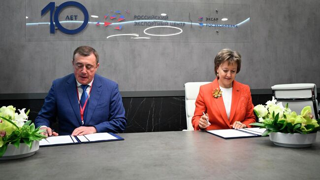Губернатор Сахалинской области Валерий Лимаренко и генеральный директор АО Российский экспортный центр Вероника Никишина