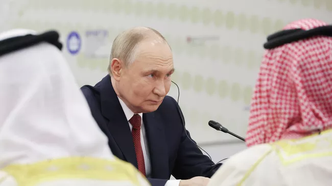 Президент РФ Владимир Путин проводит встречу с советником по национальной безопасности, командующим Королевской гвардией Бахрейна Насером бен Хамадом Аль Халифой