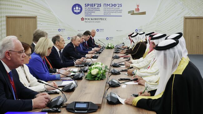 Путин на переговорах с сыном короля Бахрейна Путин на переговорах с сыном короля Бахрейна