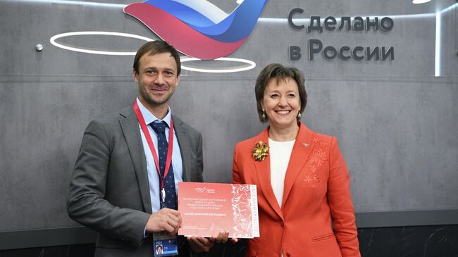 Российский футболист Дмитрий Сычев и генеральный директор АО Российский экспортный центр Вероника Никишина