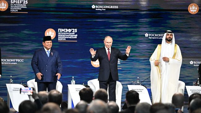 Президент РФ Владимир Путин на пленарное заседании XXVIII Петербургского международного экономического форума. Слева - президент Индонезии Прабово Субианто, справа - советник по национальной безопасности, командующий Королевской гвардией Бахрейна Насер бен Хамад Аль Халифа
