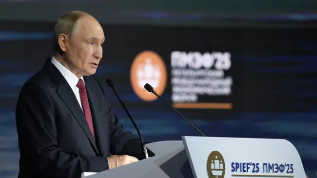 Президент РФ Владимир Путин на пленарном заседании XXVIII Петербургского международного экономического форума