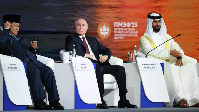 Президент России Владимир Путин на пленарном заседании XXVIII Петербургского международного экономического форума. Слева — президент Индонезии Прабово Субианто, справа — советник по национальной безопасности, командующий Королевской гвардией Бахрейна Насер бен Хамад Аль Халифа