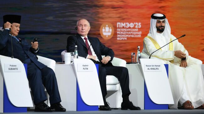 Президент России Владимир Путин на пленарном заседании XXVIII Петербургского международного экономического форума. Слева — президент Индонезии Прабово Субианто, справа — советник по национальной безопасности, командующий Королевской гвардией Бахрейна Насер бен Хамад Аль Халифа