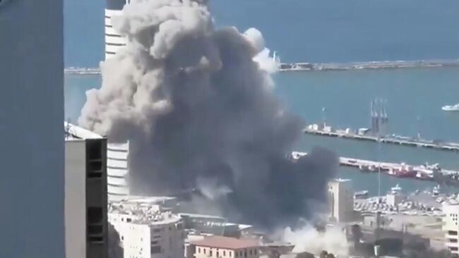 Дым на месте взрыва в Хайфе. 20 июня 2025