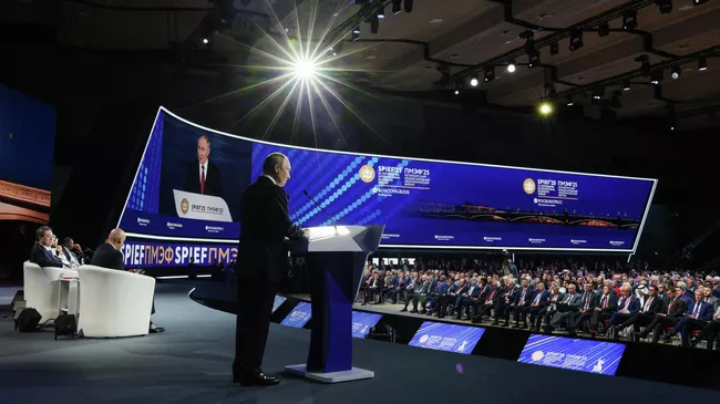 Президент России Владимир Путин выступает на пленарном заседании XXVIII Петербургского международного экономического форума