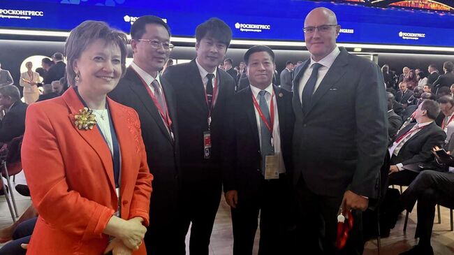 Заместитель Председателя Правительства РФ Дмитрий Чернышенко встретился с известным китайским блогером и основателем компании Xinxuan Group Синь Ба